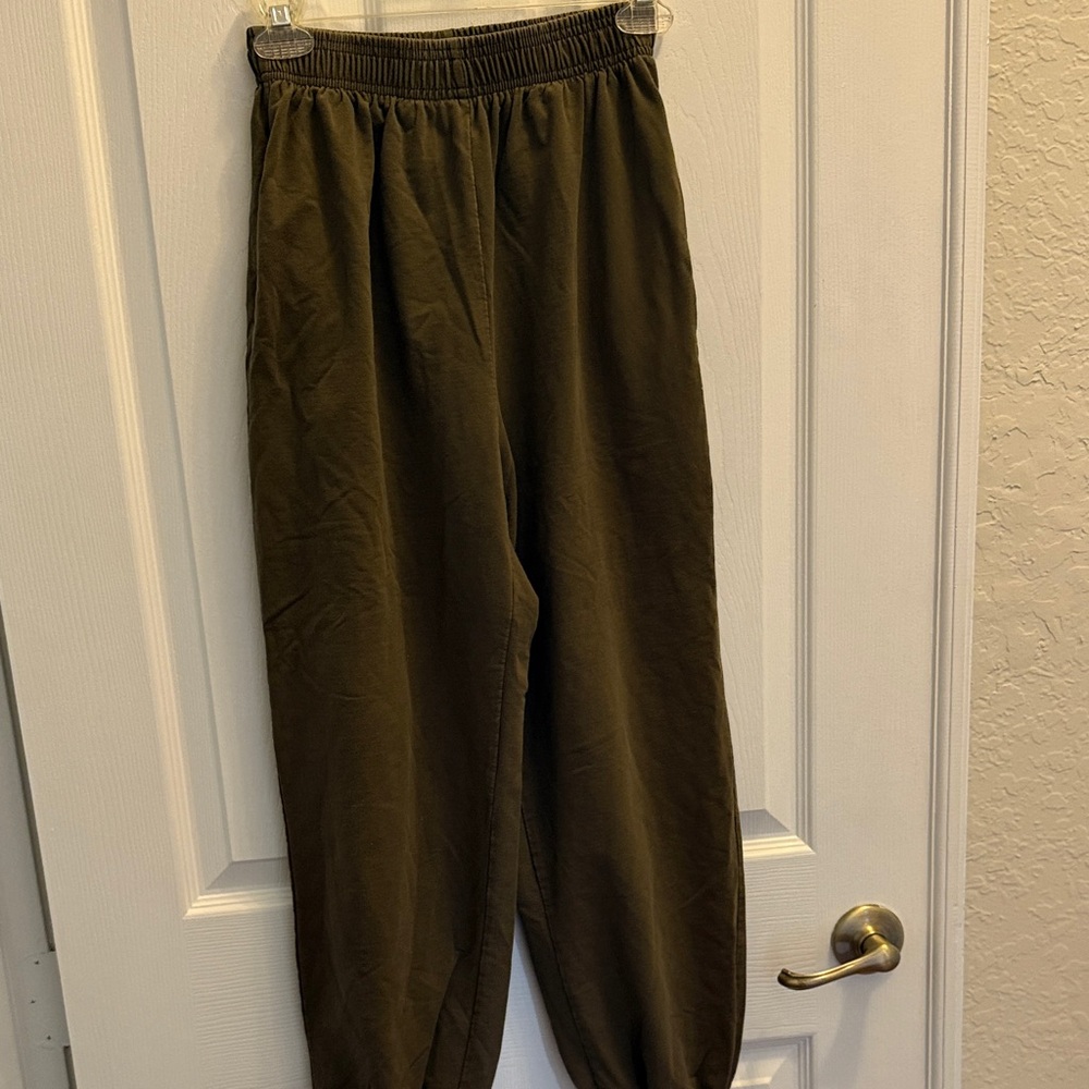 Women Elastic-Waist Relaxed Pants - Olive with Pockets and Ribbed Cuffs